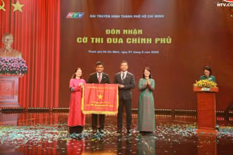 Tập thể Đài truyền hình Thành phố Hồ Chí Minh vinh dự đón nhận Huân chương Lao động hạng Nhất.