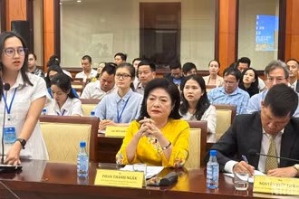 Sinh viên phát biểu ý kiến tại chương trình gặp mặt.
