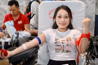 Nhiều sinh viên tham gia chương trình Ngày Chủ nhật đỏ.