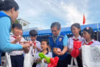 Đồng chí Nguyễn Phước Lộc - Phó Bí thư Thành ủy, Chủ tịch Ủy ban Mặt trận Tổ quốc Thành phố Hồ Chí Minh tặng quà cho trẻ em trên đảo Thổ Chu.