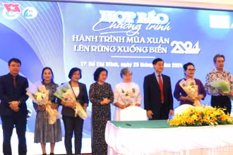 Đại diện các đơn vị thông tin tại chương trình “Hành trình mùa xuân lên rừng xuống biển” năm 2024.