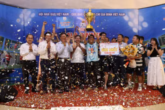Đài Truyền hình Thành phố Hồ Chí Minh nâng cúp vô địch vòng loại phía nam ở mùa giải Press cup lần thứ 9.