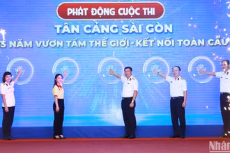 Các đại biểu nhấn nút phát động cuộc thi.