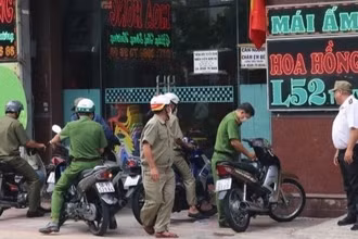 Các lực lượng chức năng đến kiểm tra và làm việc tại mái ấm Hoa Hồng (Ảnh: Báo Thanh niên)