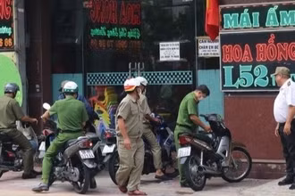 Các cơ quan chức năng làm việc tại mái ấm Hoa Hồng sáng 4/9 (Nguồn: Báo Thanh niên)