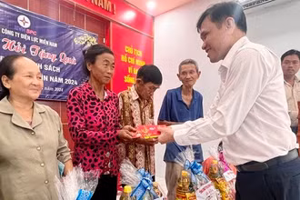 Ông Nguyễn Phước Đức tặng quà Tết cho người dân tại huyện Tân Thạnh, tỉnh Long An