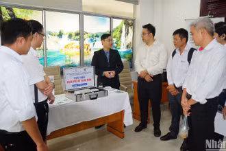 Các đại biểu tìm hiểu về công nghệ tiết kiệm điện.