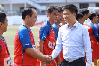 Phó Chủ tịch Tổng Liên đoàn Lao động Việt Nam Ngọ Duy Hiểu bắt tay động viên các cầu thủ trước giờ thi đấu.