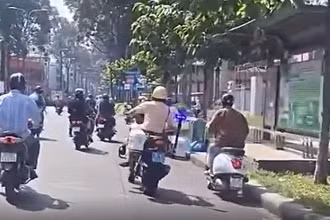 Hình ảnh Đại úy Dương Hải thực hiện yêu cầu dừng xe đối với người vi phạm.