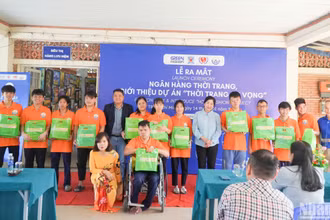 Các đơn vị tặng quà cho các trẻ em khuyết tật tại chương trình.