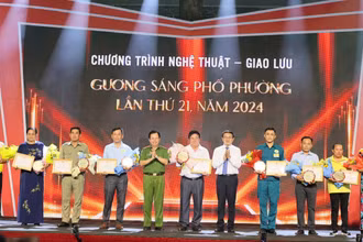 Lãnh đạo Công an Thành phố Hồ Chí Minh tuyên dương các gương sáng tại chương trình.