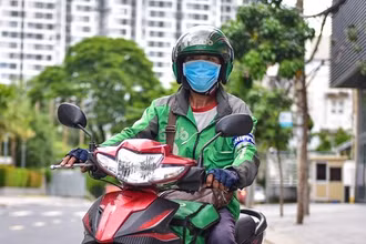 Grab triển khai chương trình "Cùng Grab đưa Tết đến từng con hẻm" để trao quà cho các hoàn cảnh khó khăn.