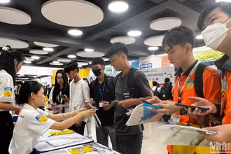 Sinh viên HUTECH tìm hiểu thông tin việc làm tại ngày hội.