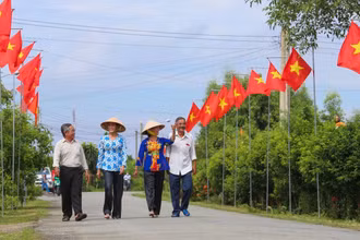 Một đường cờ Tổ quốc tại tỉnh Bình Dương (Ảnh: Người Lao Động).