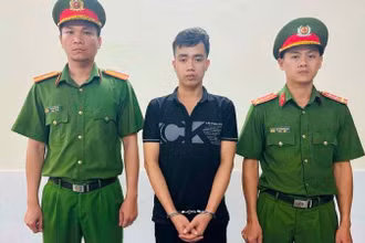Đối tượng giết người Nguyễn Đăng Khoa (áo đen) tại cơ quan chức năng.