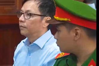 Bị cáo Diệp Dũng (áo trắng) tại phiên tòa.