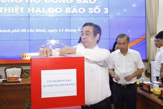 Lãnh đạo Thành phố Hồ Chí Minh quyên góp ủng hộ đồng bào các tỉnh miền bắc bị bão lũ.