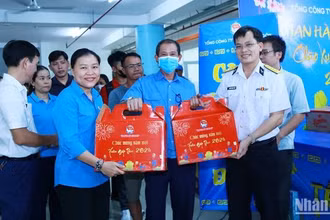 Đại tá Nguyễn Năng Toàn, Bí thư Đảng ủy, Chủ tịch Tổng Công ty và lãnh đạo Liên đoàn lao động thành phố Thủ Đức trao quà cho người lao động.