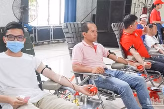 Người dân tham gia hiến máu tại chương trình Hành trình đỏ năm 2024.
