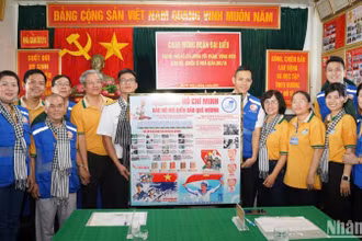 Nhân dân Thành phố Hồ Chí Minh trao Không gian văn hóa Hồ Chí Minh đến cán bộ, chiến sĩ nhà giàn DK1/10.