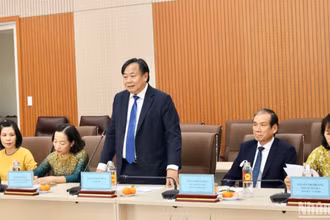 Phó giáo sư, Tiến sĩ Nguyễn Quốc Dũng, Bí thư Đảng ủy, Giám đốc Học viện Chính trị khu vực II phát biểu chào mừng đoàn công tác Trường chính trị-hành chính tỉnh Champasak, Lào.