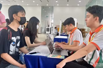 Sinh viên tham gia tìm hiểu môi trường, công việc tại doanh nghiệp.
