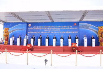 Các đồng chí lãnh đạo Đảng và nhà nước, lãnh đạo Tập đoàn Vingroup nhấn nút phát lệnh khởi công dự án.