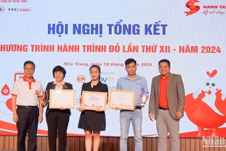 Đại diện Ban tổ chức chương trình trao Bằng khen tri ân các đơn vị đồng hành.