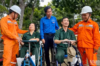Đại diện đoàn thanh niên, công nhân ngành điện miền Nam hỏi thăm các cô chú thương bệnh binh.