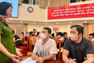 Trung tá Nguyễn Thị Hồng Thủy trao đổi cùng các chủ cơ sở trên địa bàn quận tại chương trình tập huấn.