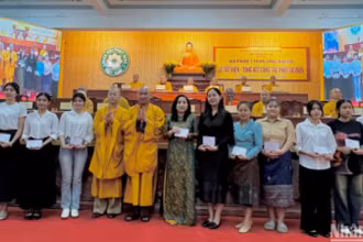Văn phòng 2 Trung ương Giáo hội Phật giáo Việt Nam trao học bổng cho các sinh viên