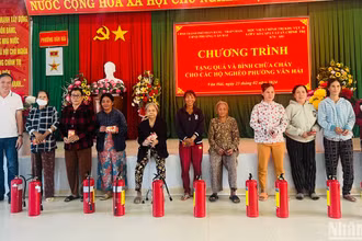 Đại diện Lớp K74. A01, Học viện chính trị khu vực 2, Học viện chính trị quốc gia Hồ Chí Minh trao quà cho các hộ dân.