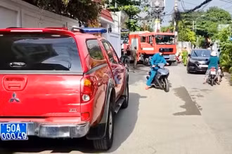 Các lực lượng chức năng phong tỏa hiện trường để chữa cháy và điều tra nguyên nhân vụ việc.