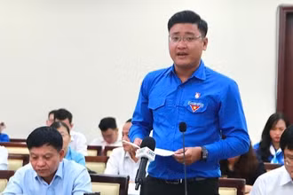 Các đoàn viên, thanh niên thành phố chia sẻ nhiều ý kiến tâm huyết, thẳng thắn với lãnh đạo thành phố.