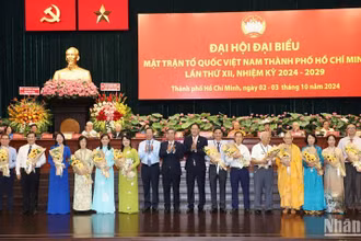 Lãnh đạo Ủy ban nhân dân Thành phố Hồ Chí Minh tặng hoa chúc mừng các đại biểu dự đại hội.