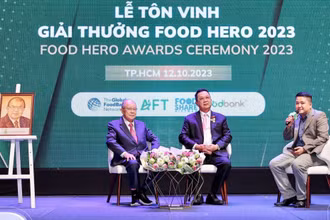 Ông Nguyễn Tuấn Khởi, Chủ tịch Ngân hàng Thực phẩm Việt Nam trong một lần trò chuyện với GS,TS Võ Tòng Xuân tại Lễ tôn vinh giải thưởng Food hero 2023 (Ảnh: BÙI DUYÊN)