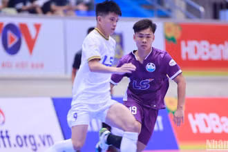 Tình huống bóng giữa cầu thủ hai đội Hà Nội và Thái Sơn Bắc