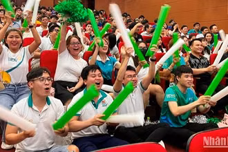 Các đoàn viên, thanh niên cổ vũ cho các thí sinh tham gia Vòng chung kết của hội thi.