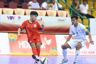 Pha tranh bóng giữa cầu thủ đội Tân Hiệp Hưng (áo đỏ) và đội Cao Bằng trong trận đấu ngày 11/11.