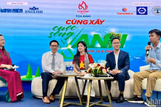 Các khách mời tham gia tọa đàm với chủ đề “Cùng xây cuộc sống xanh”.