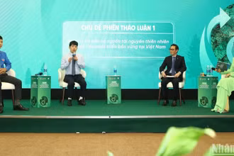 Các đại biểu tham luận tại diễn đàn.