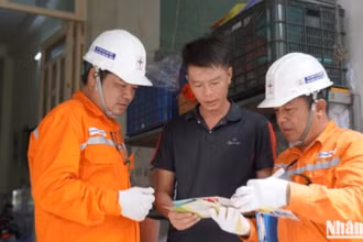 Cán bộ, công nhân ngành điện tư vấn người dân cách nhận biết các hình thức lừa đảo trong ngành điện