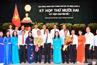 Đồng chí Nguyễn Văn Nên, Ủy viên Bộ chính trị, Bí thư Thành uỷ Thành phố Hồ Chí Minh chúc mừng đồng chí Phạm Thành Kiên và Nguyễn Văn Dũng. (ẢNH: VIỆT DŨNG)