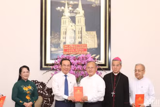 Bí thư Thành ủy Thành phố Hồ Chí Minh Nguyễn Văn Nên cùng các đồng chí trong đoàn chúc mừng Giáng sinh đến Tổng Giáo phận Thành phố Hồ Chí Minh.