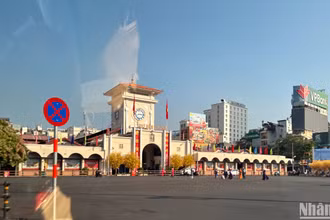Người dân chụp hình, tham quan trước cổng chợ Bến Thành (quận 1) sau kỳ nghỉ Tết. Ảnh: MINH CHÁNH
