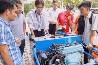 Sinh viên giới thiệu một đồ án tốt nghiệp trong lĩnh vực kỹ thuật.