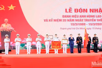 Đồng chí Nguyễn Trọng Nghĩa, Bí thư Trung ương Đảng, Trưởng Ban Tuyên giáo Trung ương thừa uỷ quyền Chủ tịch nước trao danh hiệu Anh hùng Lao động cho Tổng công ty Tân Cảng Sài Gòn.