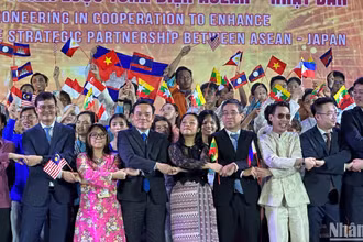 Phó Thủ tướng Chính phủ Trần Lưu Quang và các đại biểu giao lưu tại Festival Thanh niên ASEAN-Nhật Bản năm 2023.