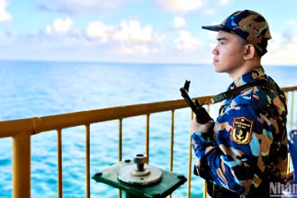 Chiến sĩ trẻ Nguyễn Văn Giàu làm nhiệm vụ tại Nhà giàn DK1/10.