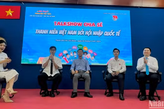 Các thanh niên tham gia Hội trại tham gia trao đổi chia sẻ về tầm quan trọng của việc học ngoại ngữ